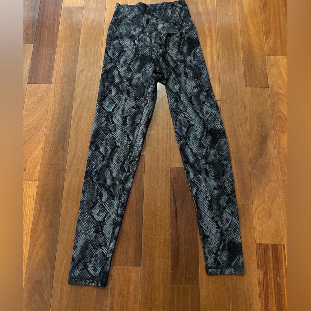 Aerie Women's Black and Grey Leggings size M